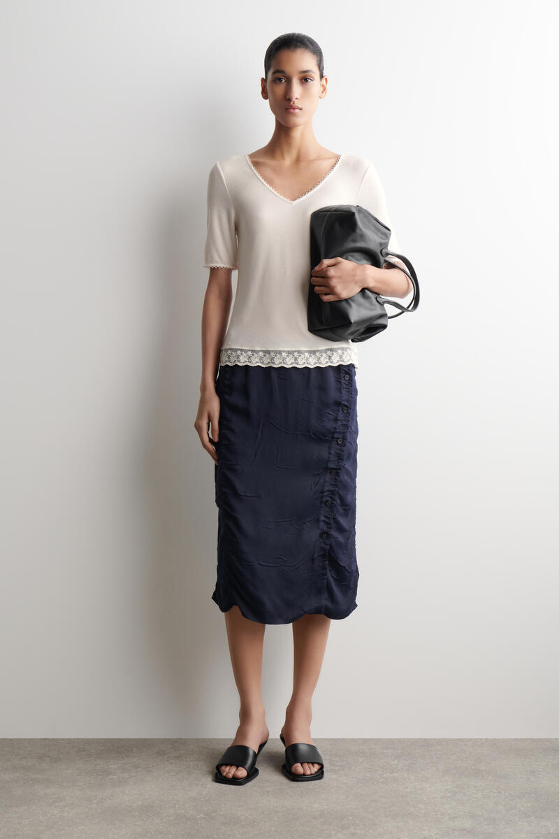 COS レーストリムリブVネックTシャツ