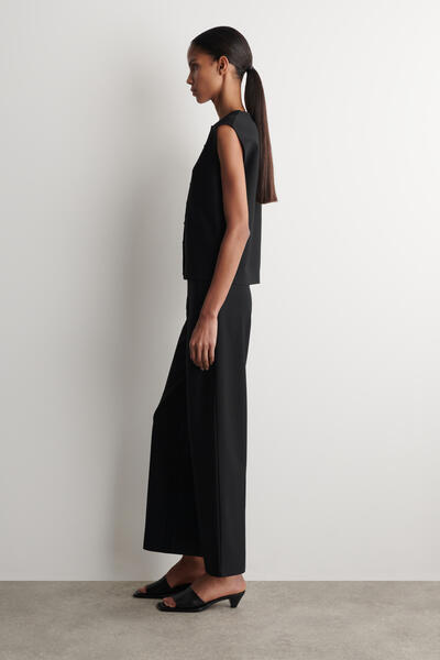 COS ボタンディテール ニットトップ