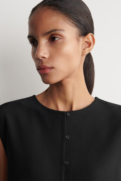 COS ボタンディテール ニットトップ