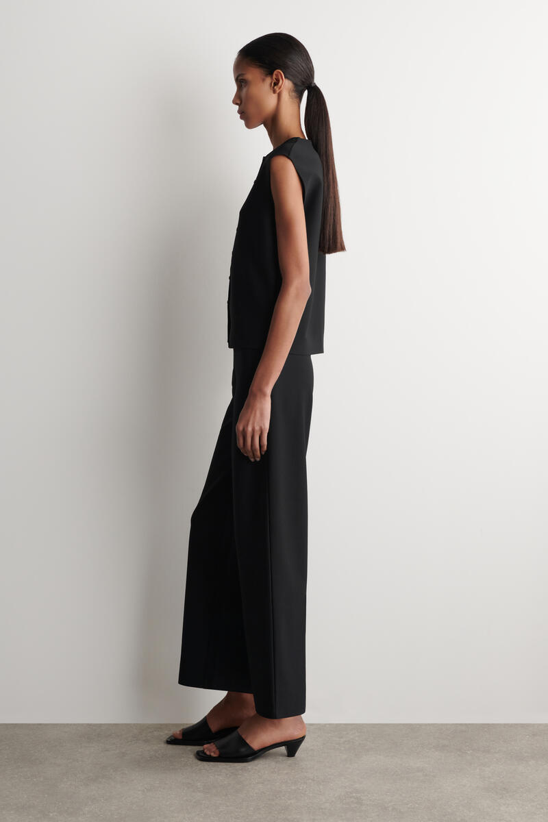 COS ボタンディテール ニットトップ