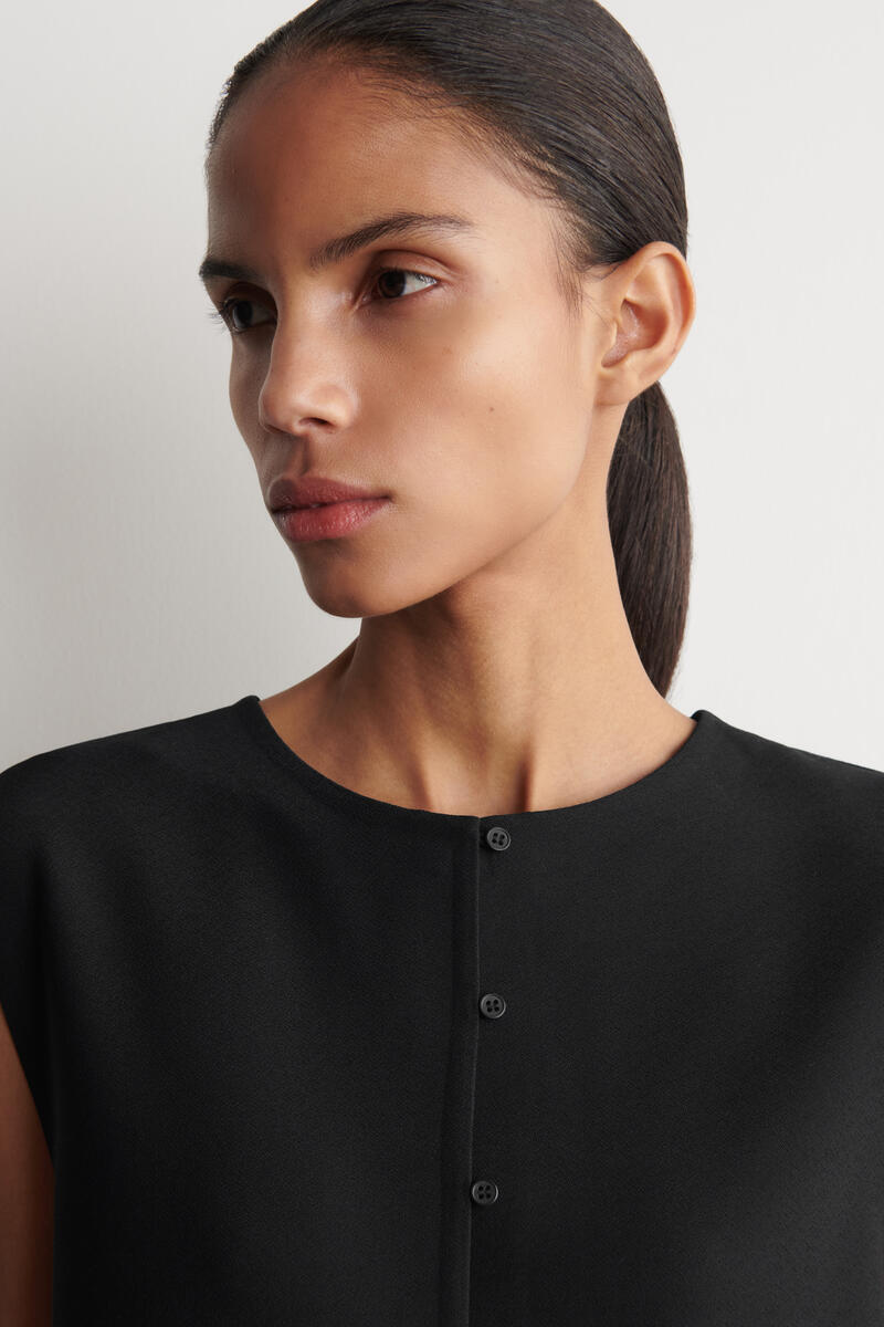 COS ボタンディテール ニットトップ