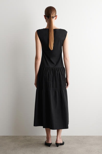 COS ティアードギャザーミディワンピース