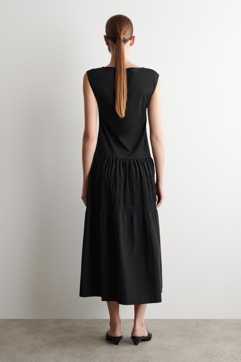 COS ティアードギャザーミディワンピース