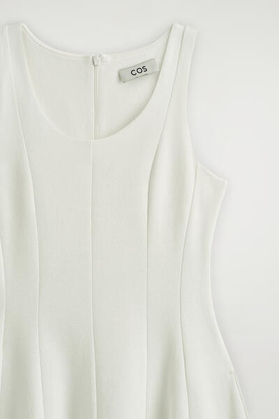 COS スカルプテッドコットンミディワンピース