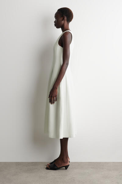 COS スカルプテッドコットンミディワンピース