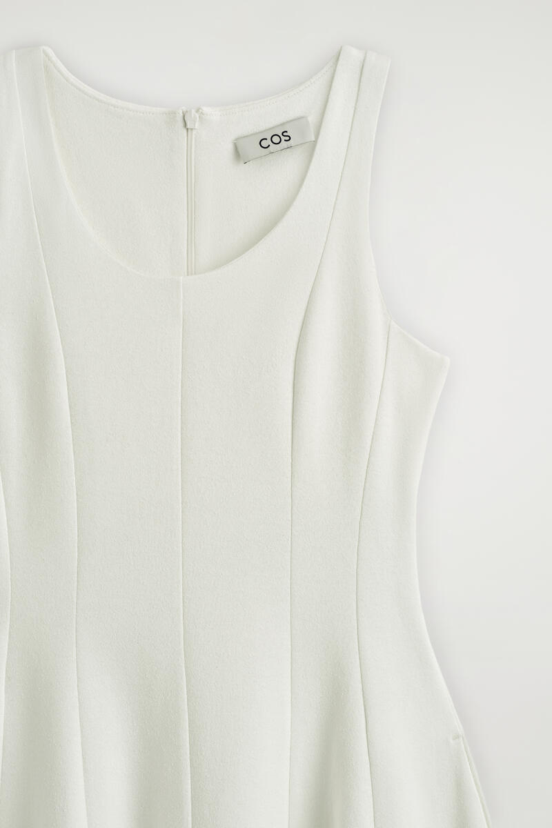 COS スカルプテッドコットンミディワンピース