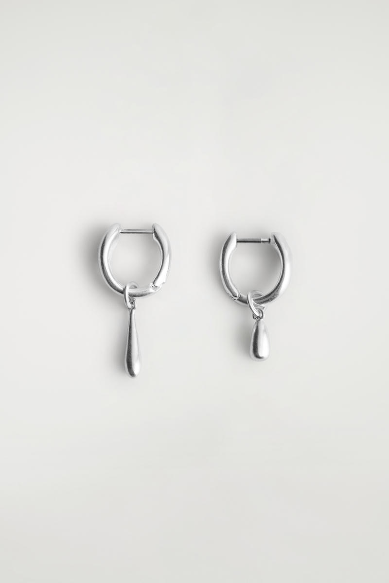 COS ミスマッチドロップフープイヤリング