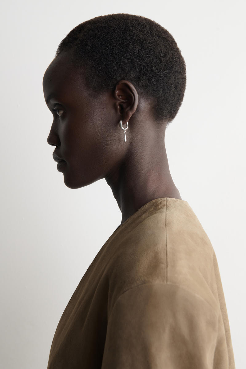 COS ミスマッチドロップフープイヤリング