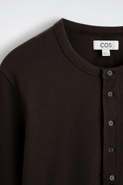 COS リブ編み コットン長袖ヘンリーTシャツ