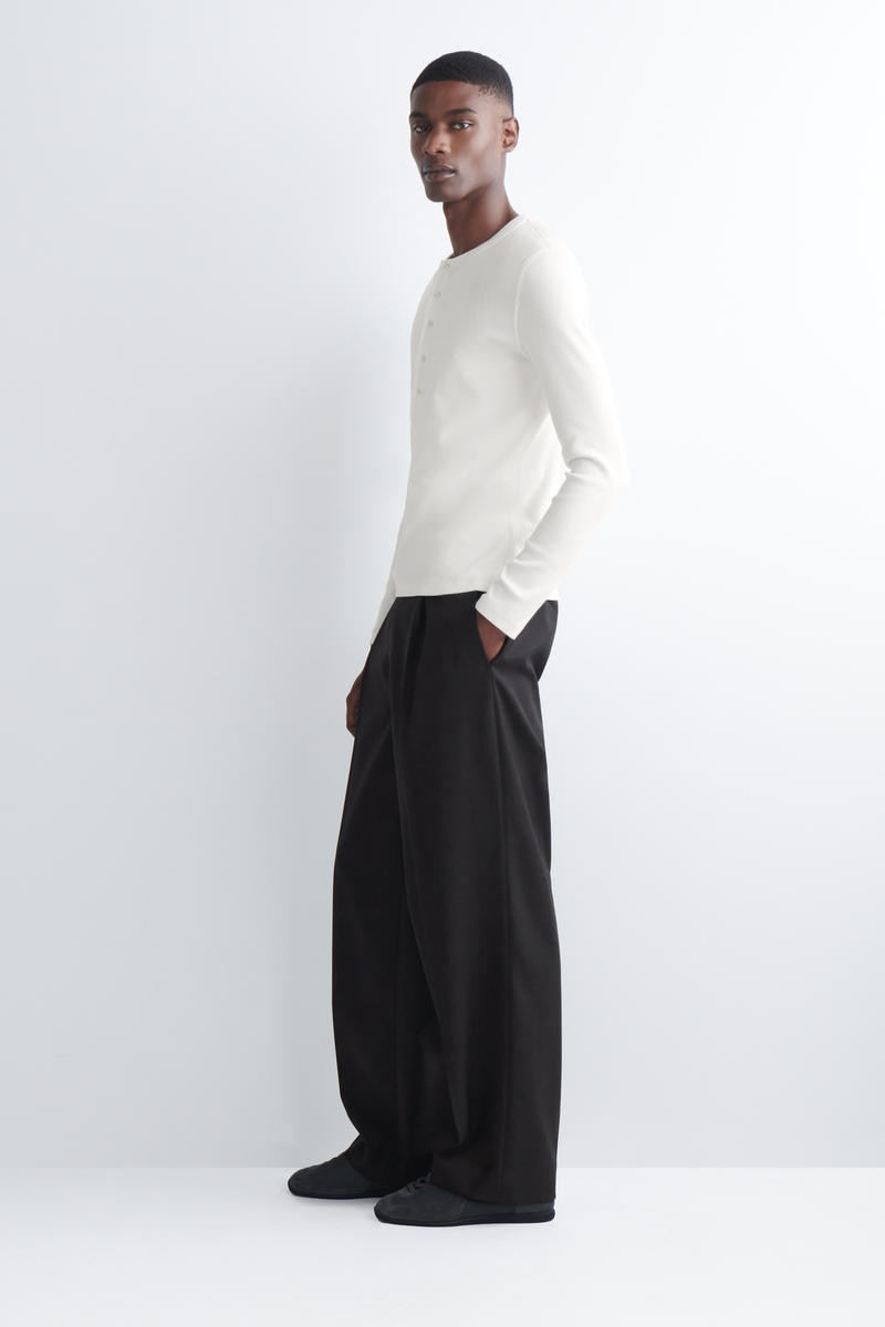 COS リブ編み コットン長袖ヘンリーTシャツ