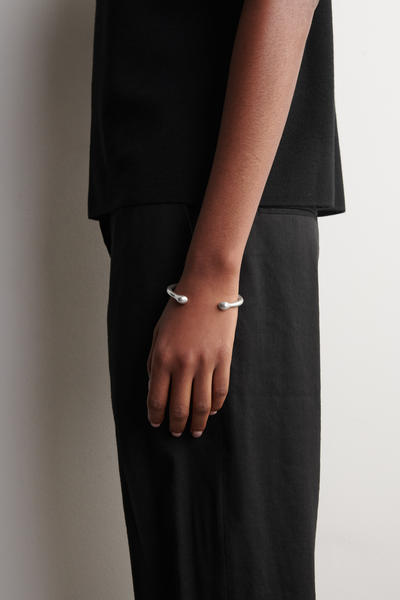 COS ティアドロップカフ