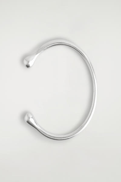 COS ティアドロップカフ