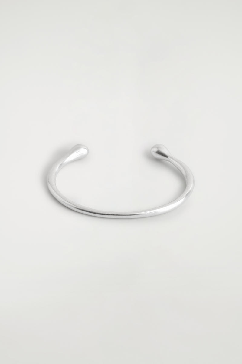 COS ティアドロップカフ