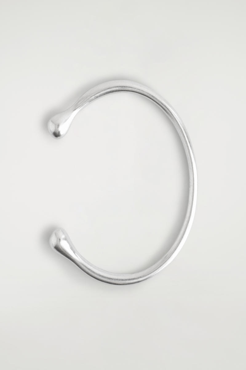 COS ティアドロップカフ