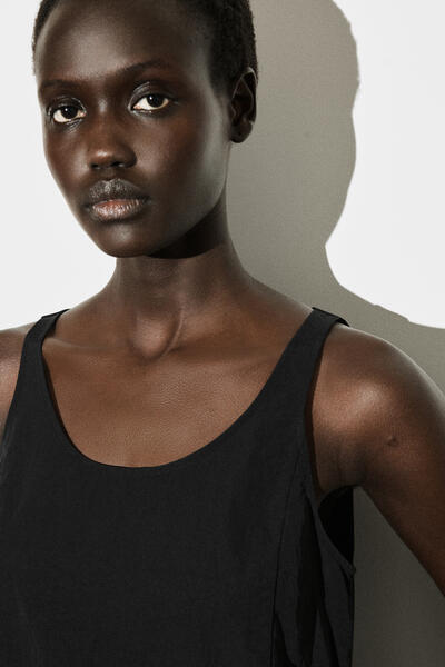 COS ジャージーパネル入り ナイロンミニドレス