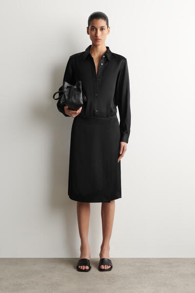 COS ボタンダウンカラー　サテンシャツ