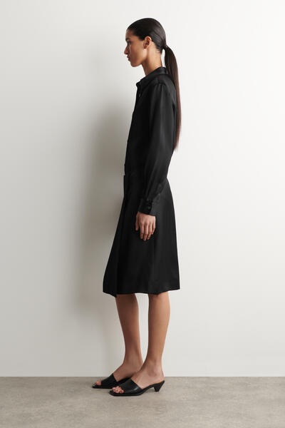 COS ボタンダウンカラー　サテンシャツ