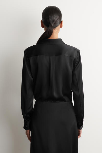 COS ボタンダウンカラー　サテンシャツ