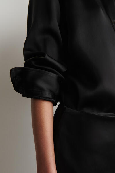 COS ボタンダウンカラー　サテンシャツ