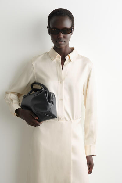 COS ボタンダウンカラー　サテンシャツ