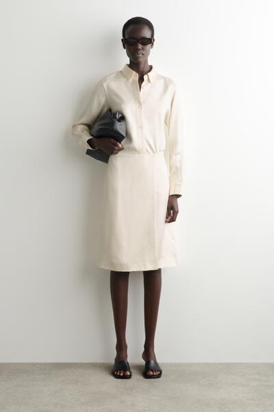 COS ボタンダウンカラー　サテンシャツ