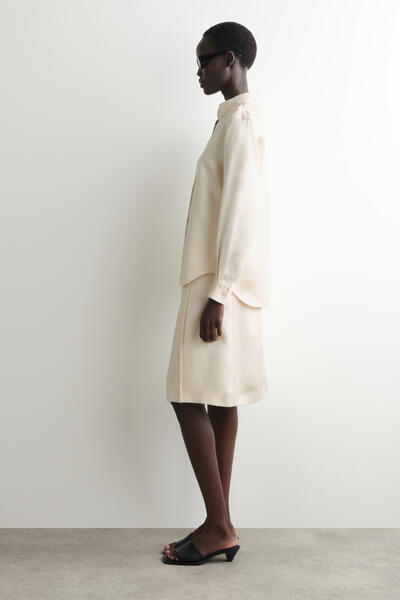 COS ボタンダウンカラー　サテンシャツ