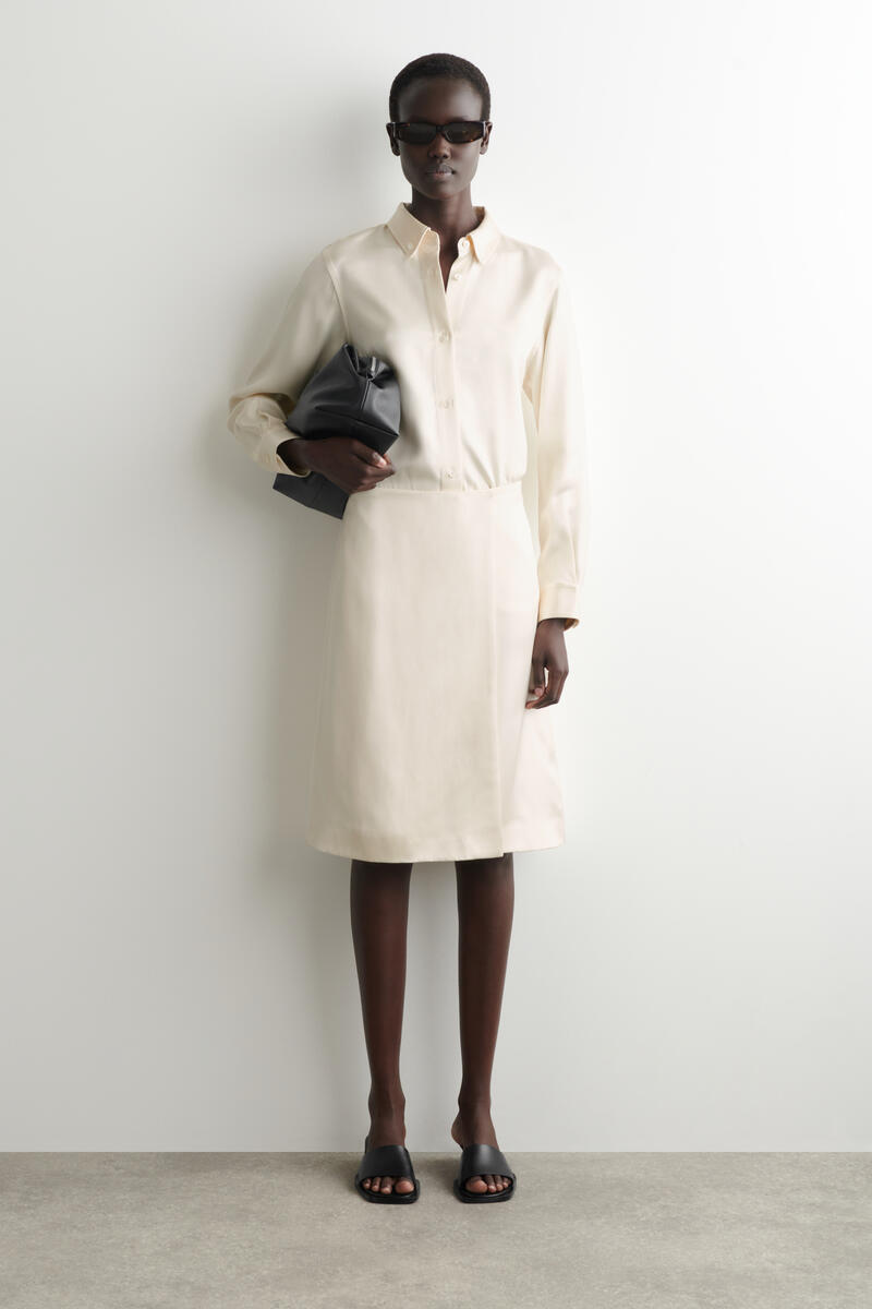 COS ボタンダウンカラー　サテンシャツ