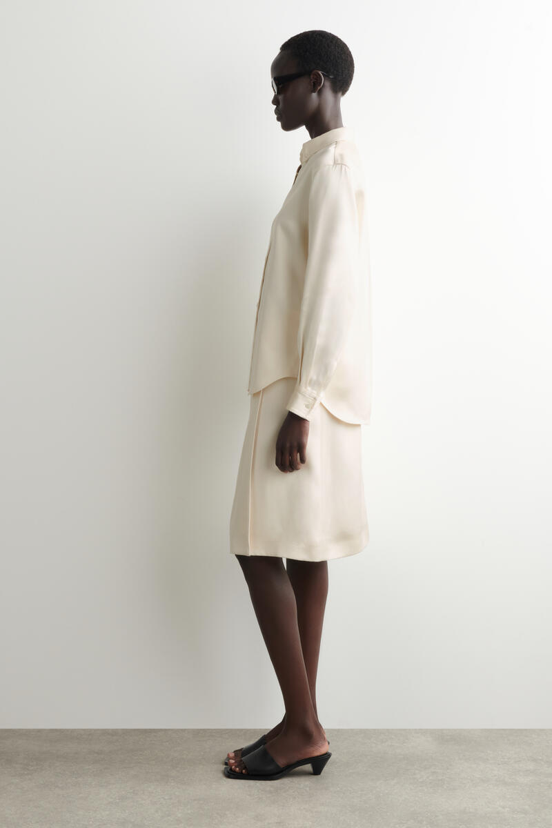 COS ボタンダウンカラー　サテンシャツ