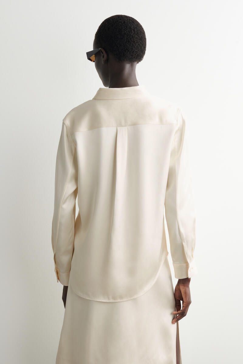 COS ボタンダウンカラー　サテンシャツ