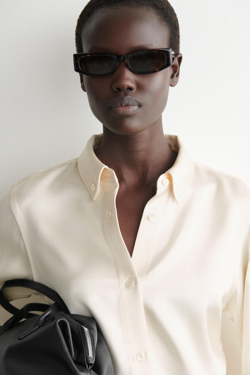 COS ボタンダウンカラー　サテンシャツ