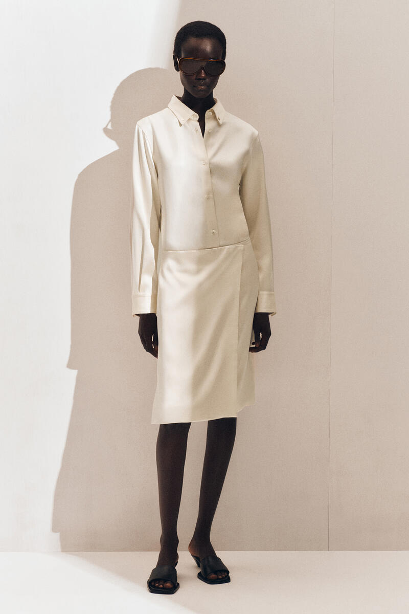 COS ボタンダウンカラー　サテンシャツ