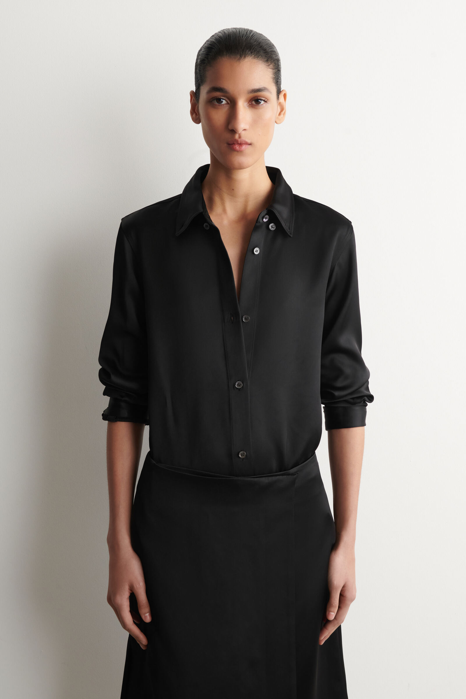 BUTTON-DOWN COLLAR SATIN SHIRT ボタンダウンカラー サテンシャツ 