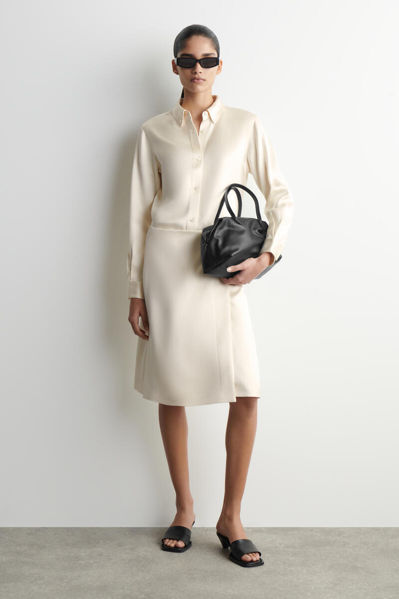 COS サテンラップスカート