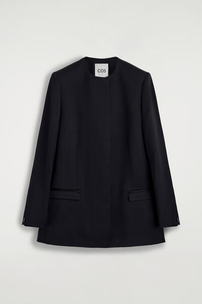 COS 構築的なノーカラーサテンブレザー