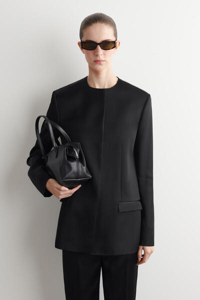 COS 構築的なノーカラーサテンブレザー