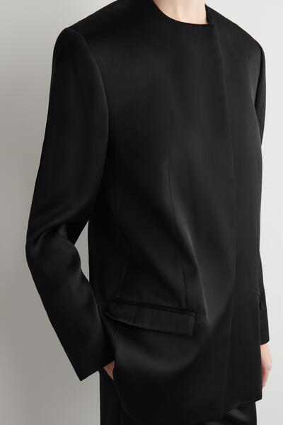 COS 構築的なノーカラーサテンブレザー