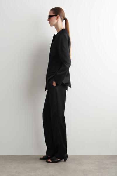 COS 構築的なノーカラーサテンブレザー