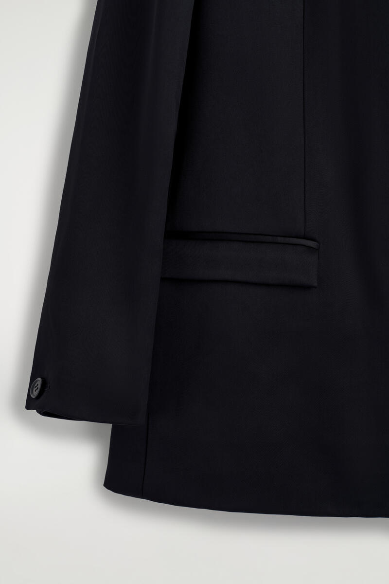 COS 構築的なノーカラーサテンブレザー