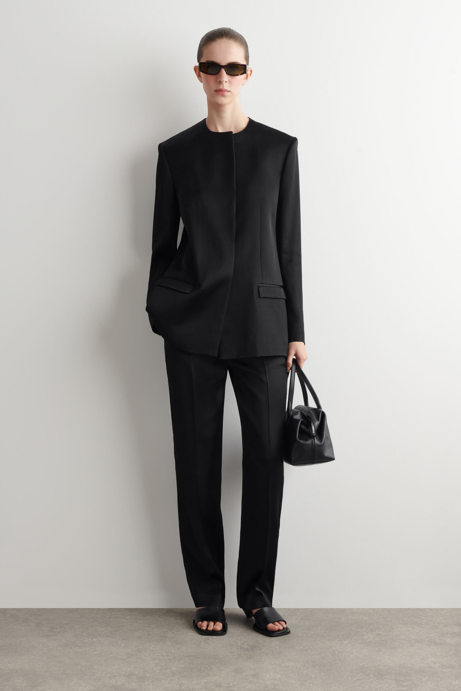 STRUCTURED COLLARLESS SATIN BLAZER 構築的なノーカラーサテン
