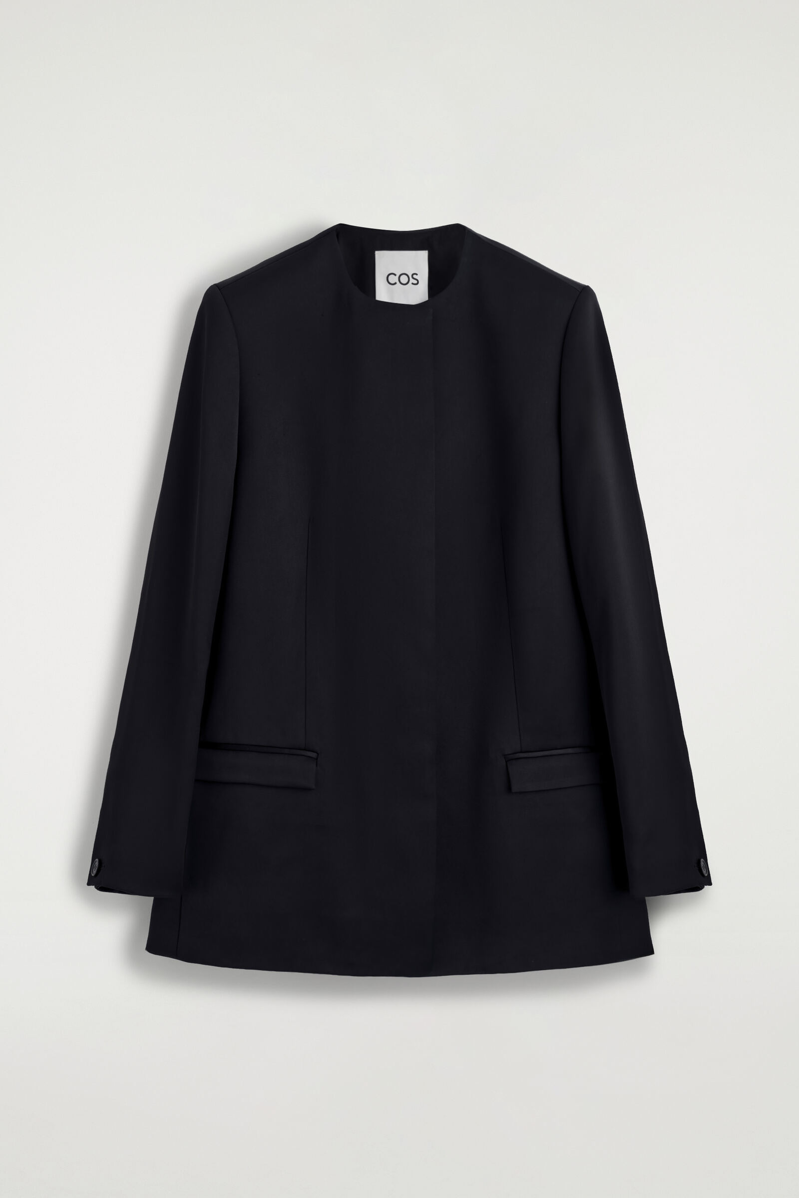 STRUCTURED COLLARLESS SATIN BLAZER 構築的なノーカラーサテン