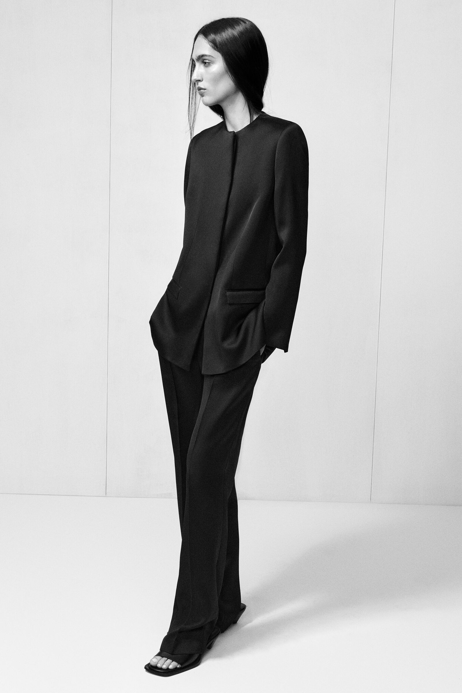 STRUCTURED COLLARLESS SATIN BLAZER 構築的なノーカラーサテン