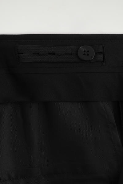 COS テーラード ストレートレッグパンツ - サテン素材