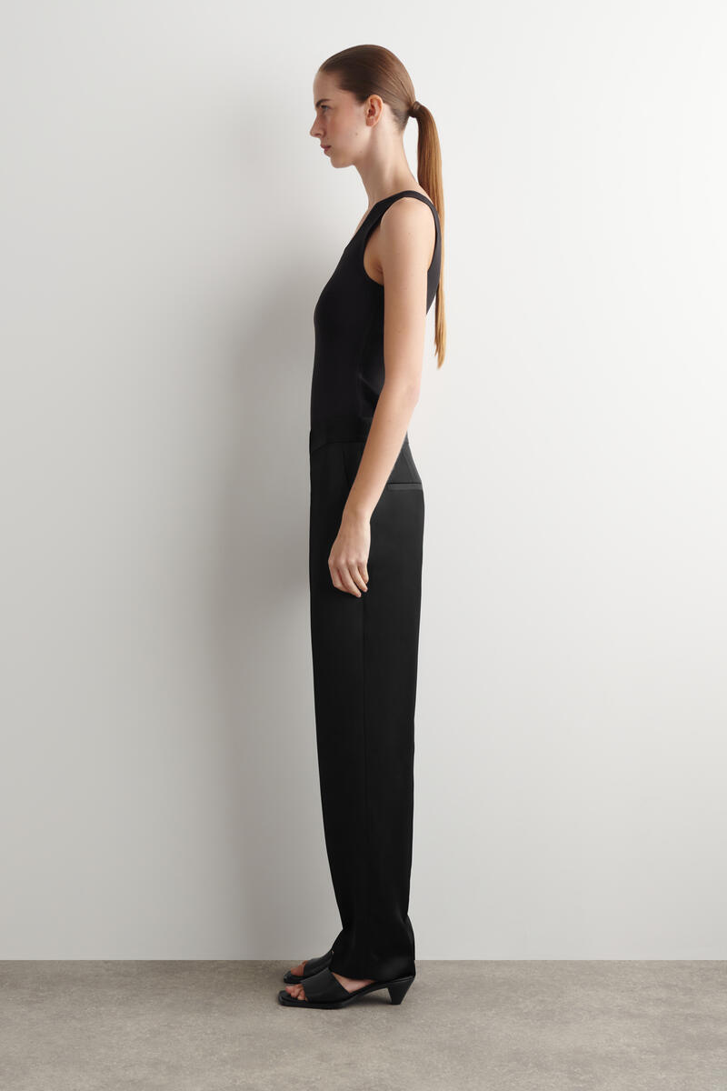 COS テーラード ストレートレッグパンツ - サテン素材