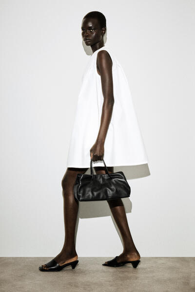 COS ピコットトリムプリーツミニドレス