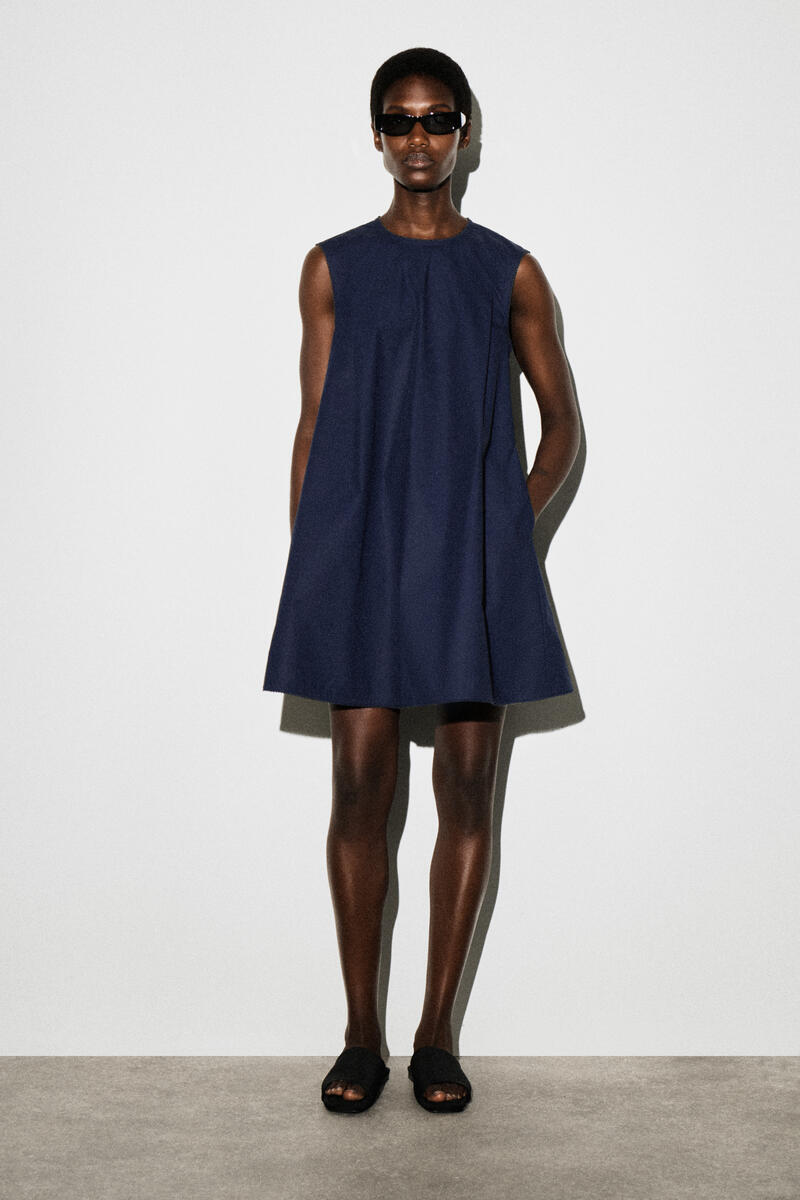 COS ピコットトリムプリーツミニドレス