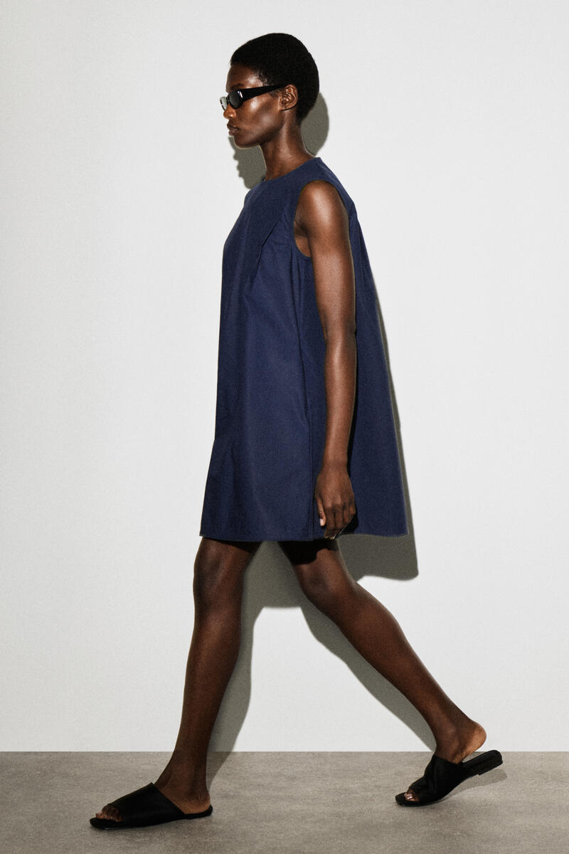 COS ピコットトリムプリーツミニドレス