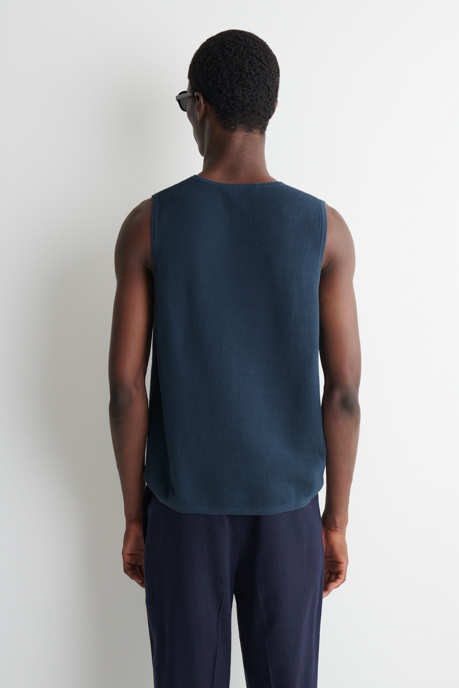 KNITTED LINEN TANK TOP ニットリネンタンクトップ ダークブルー｜COS