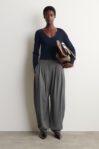 COS ミニマルニットVネックカーディガン