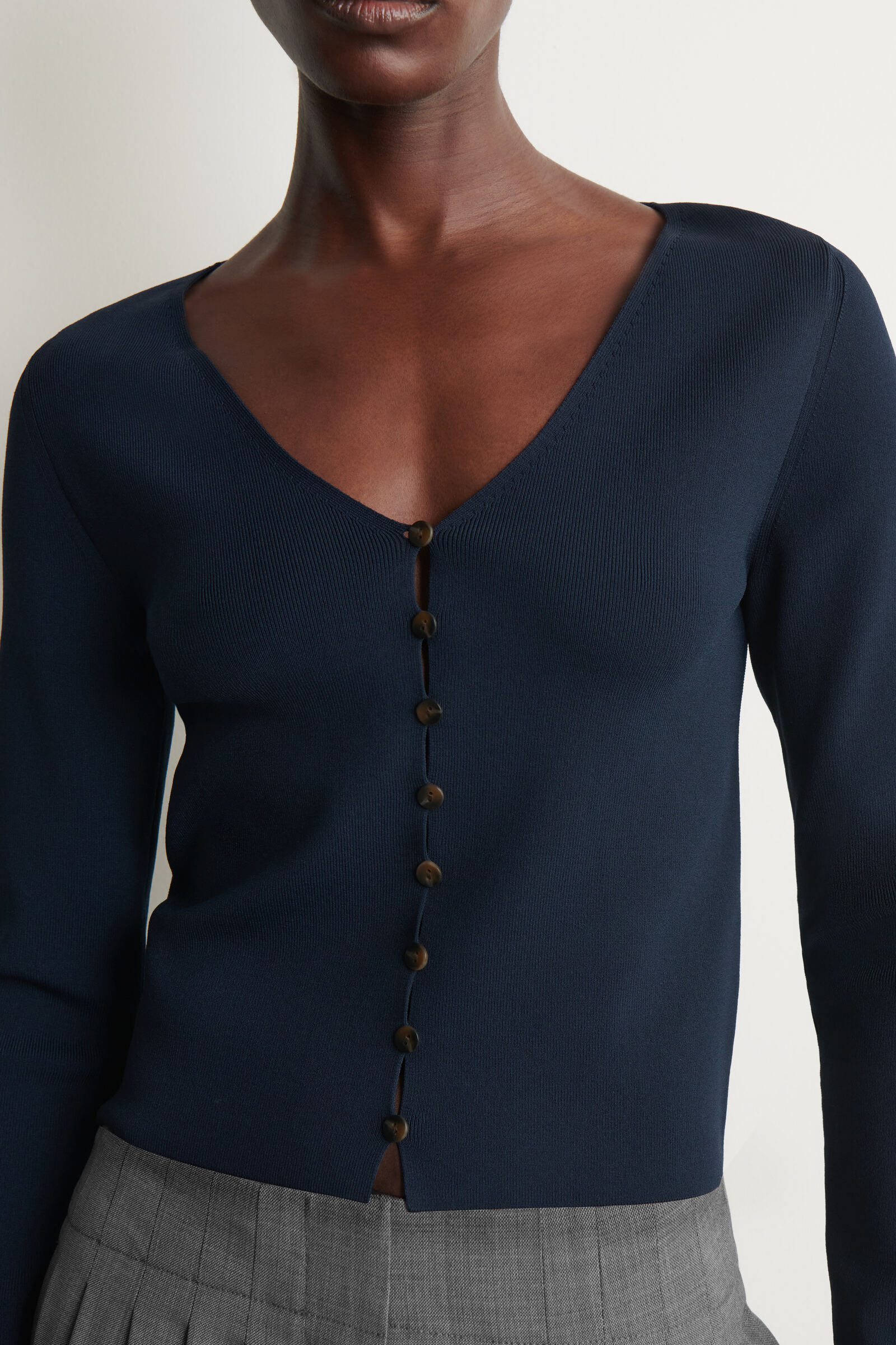 MINIMAL KNITTED V-NECK CARDIGAN ミニマルニットVネックカーディガン