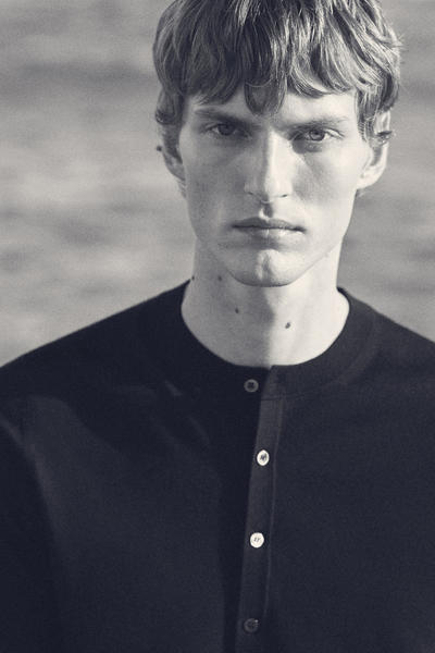 COS スリムメリノウールヘンリートップ